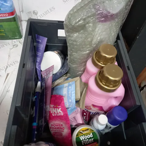 QUANTITY OF APPROXIMATELY 24 ASSORTED HOME CLEANING PRODUCTS TO INCLUDE WOOLITE , LAWN CLEANER AND GOO REMOVER