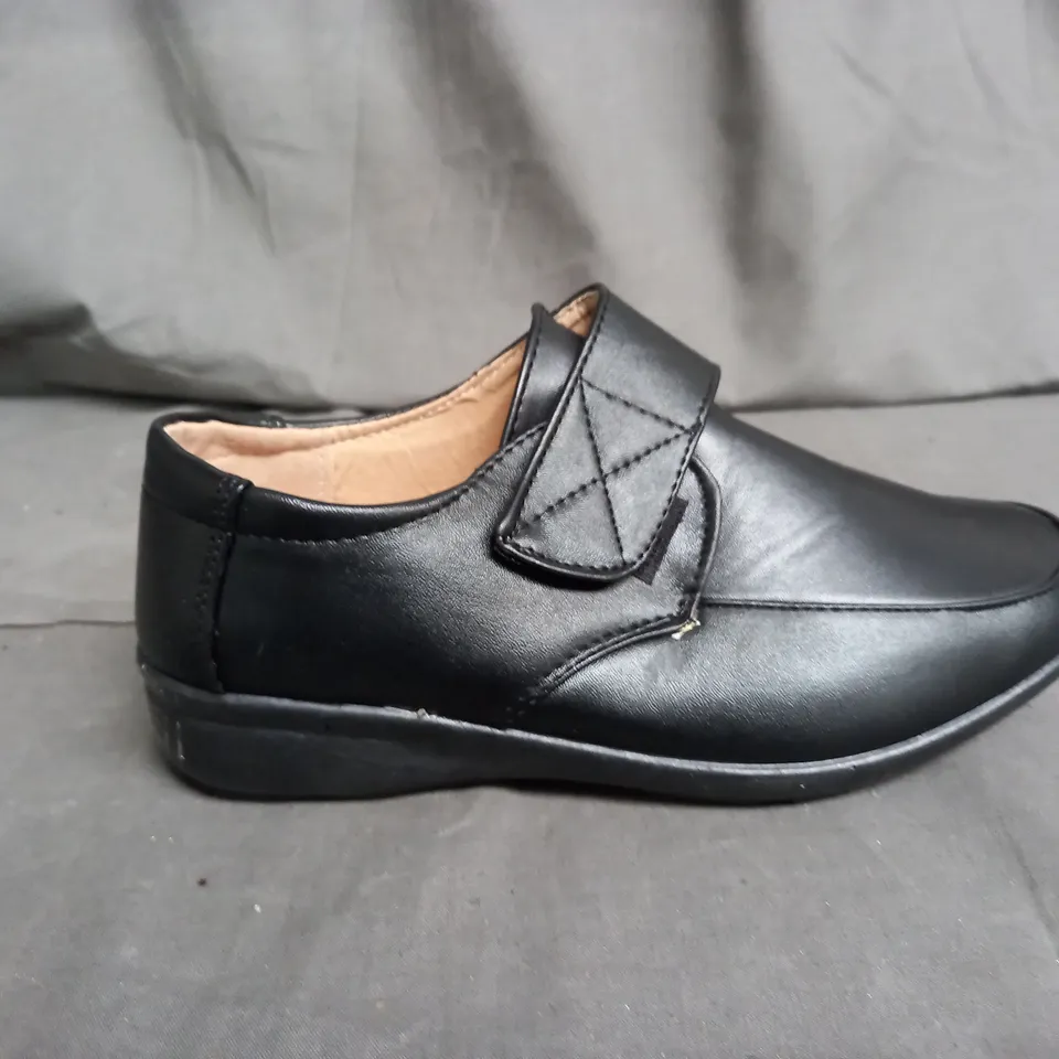BOX OF APPROXIMATELY 5 PAIRS OF BLACK LEATHER VELCRO SHOES IN VARIOUS SIZES