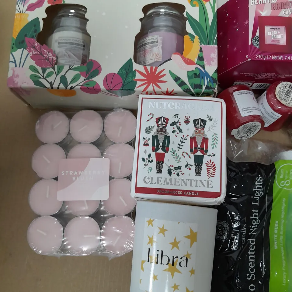 LOT OF ASSORTED CANDLES TO INCLUDE YANKEE CANDLE PAIR AND TEALIGHTS