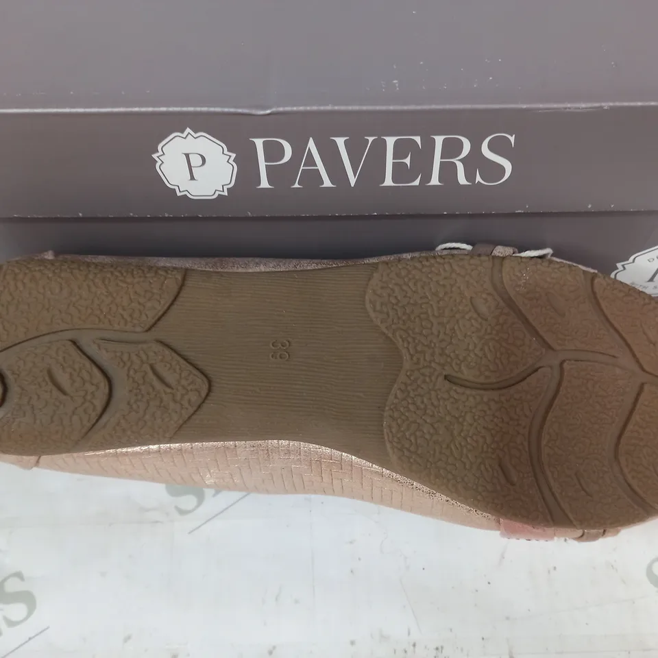 BOXED PAIR OF PAVERS BELLISSIMO SLIP-ON SHOES IN ROSE GOLD W. JEWEL EFFECT SIZE 6