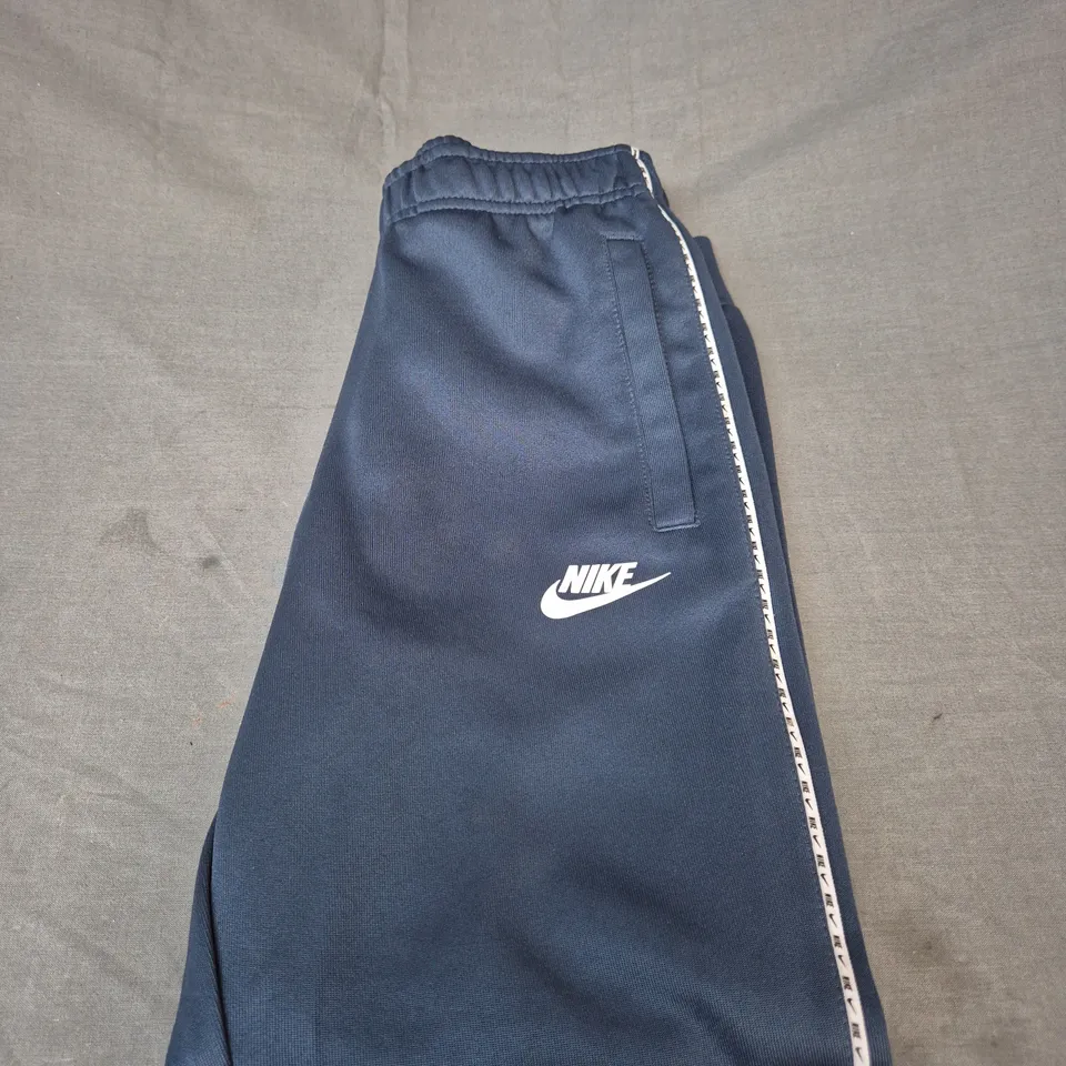 NIKE LOGO TRACKSUIT BOTTOMS - KIDS - M