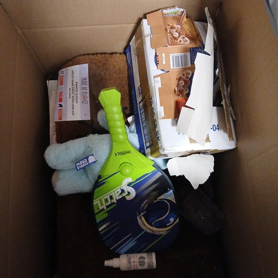 BOX OF APPROXIMATELY 15 ASSORTED HOUSEHOLD ITEMS TO INCLUDE HOME IS WHERE THE HEART IS MUG, VASE, HAIRY BIKERS MINI CASSEROLE DISH, PLUSH TOYS ETC