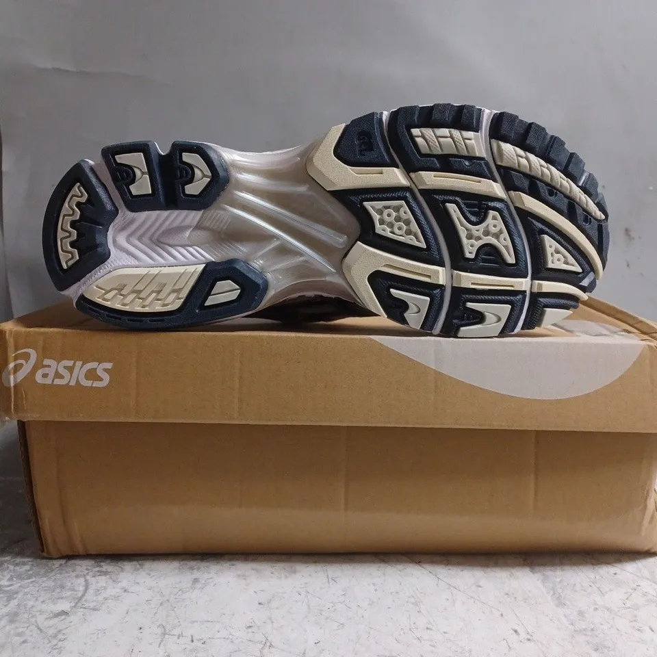 BOXED PAIR OF ASICS TRAINERS IN WHITE/SILVER SIZE UK 8