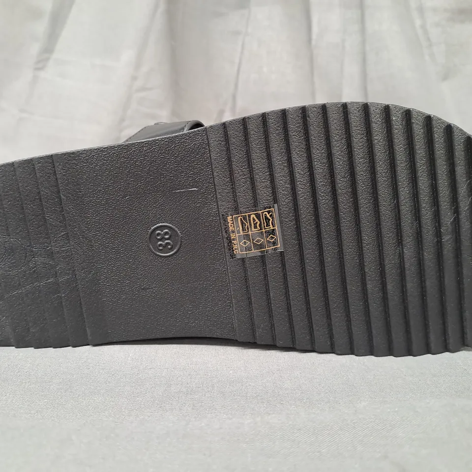 BOXED PAIR OF DESIGNER OPEN TOE PLATFORM SANDALS IN BLACK EU SIZE 38
