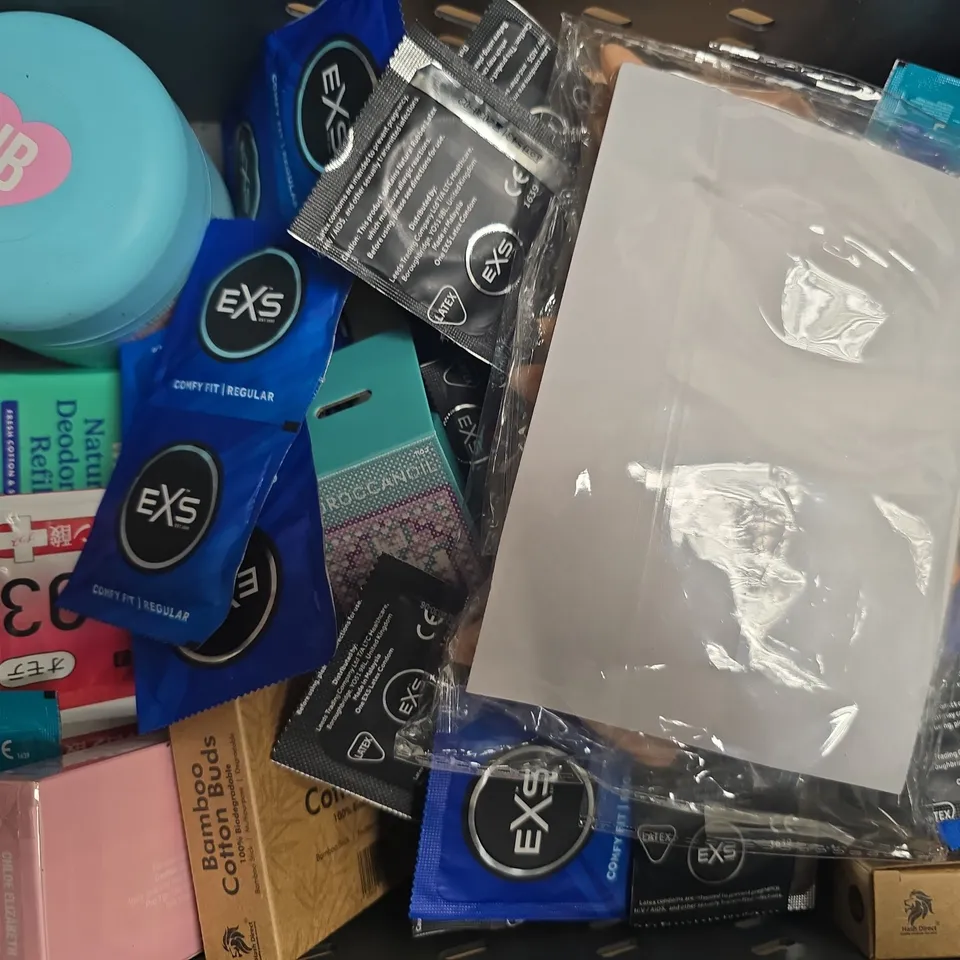 APPROXIMATELY 10 ASSORTED COSMETIC ITEMS TO INCLUDE AVEENO, MURAD, ETC - COLLECTION ONLY