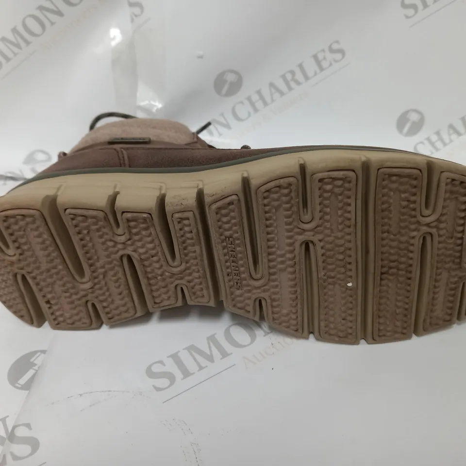 PAIR OF SKECHERS SYNERGY WARM BOOTS BROWN SIZE 6