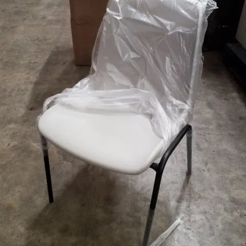 BOX CONTAINING 3 PLASTIC STACKING CHAIR SIERRA BLACK/GREY