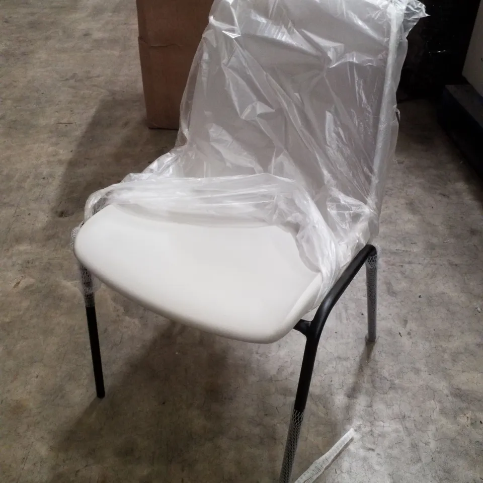 BOX CONTAINING 3 PLASTIC STACKING CHAIR SIERRA BLACK/GREY