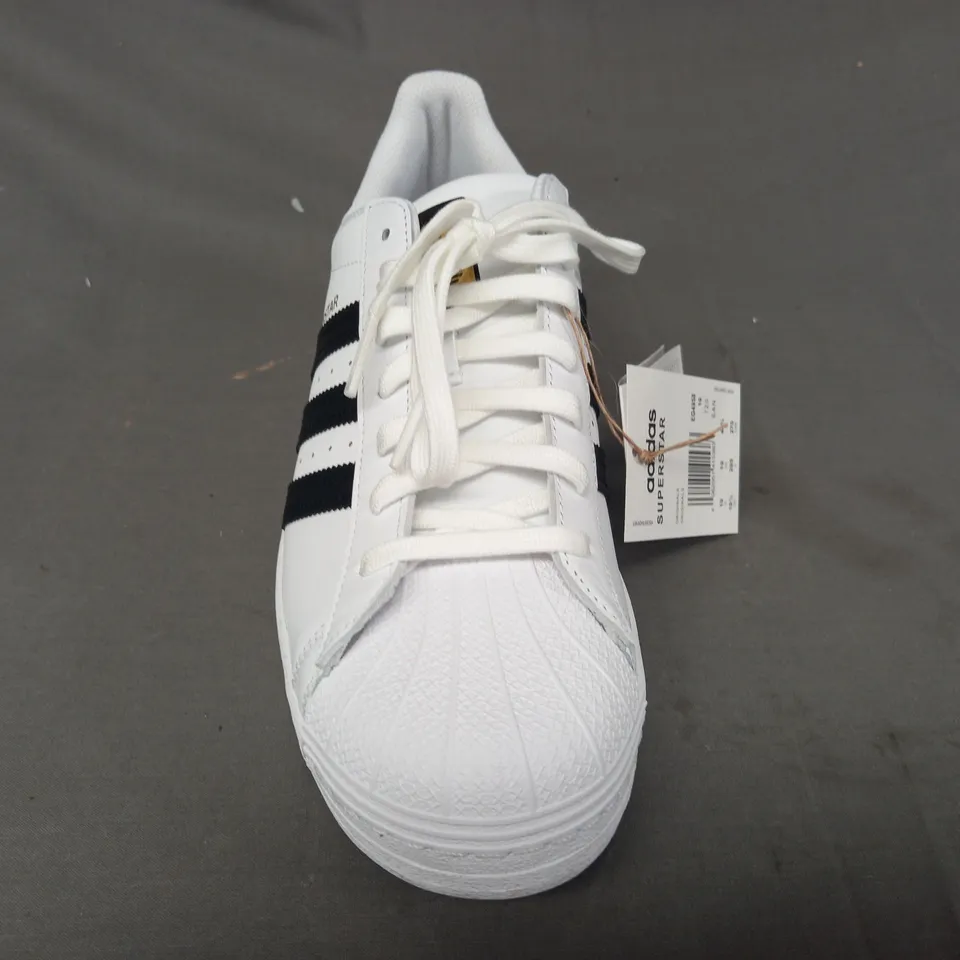 BOXED PAIR OF ADIDAS SUPERSTAR SHOES IN WHITE/BLACK UK SIZE 10