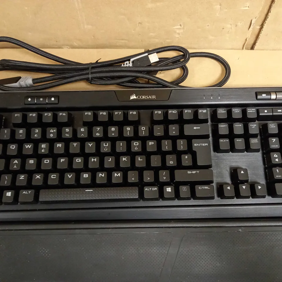 CORSAIR GAMING K95 RGB PLATINUM MECHANICAL KEYBOARD
