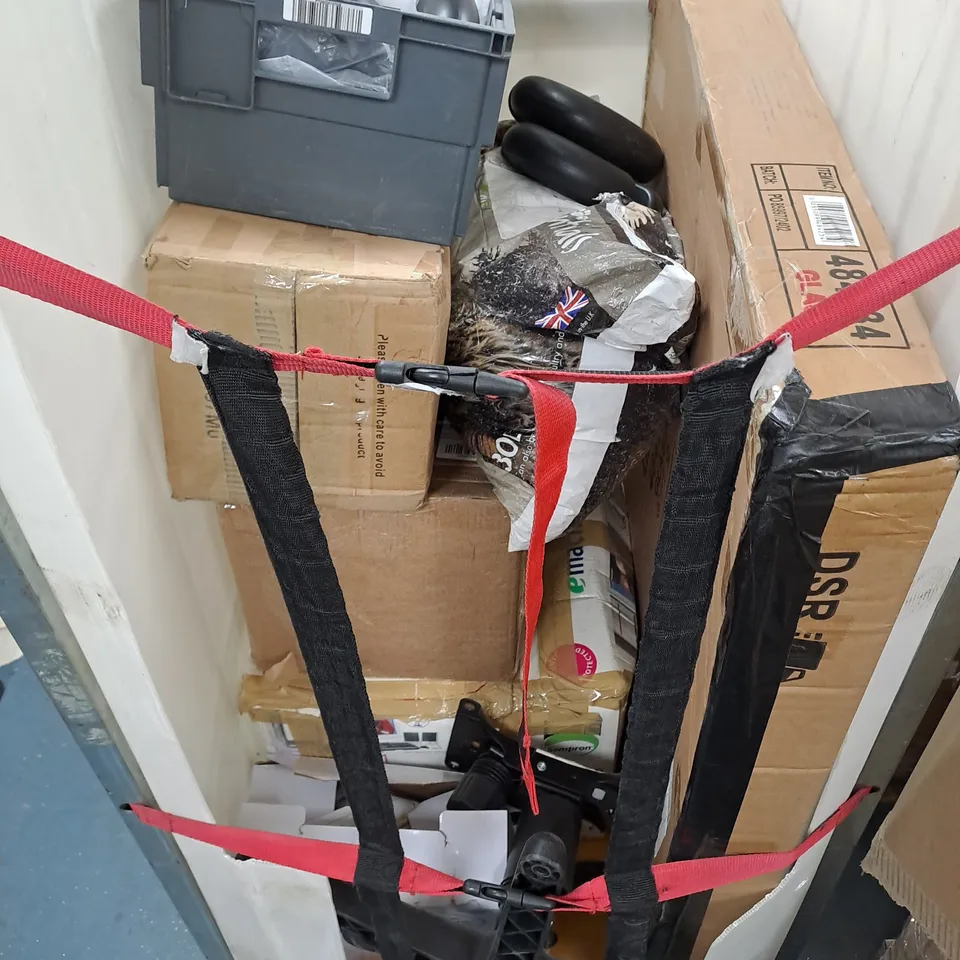 CAGE OF APPROXIMATELY 10 ASSORTED BROKEN ITEMS TO INCLUDE - MIRROR, KITCHEN APPLIANCES, AND 2,5KG WEIGHTS ETC. COLLECTION ONLY