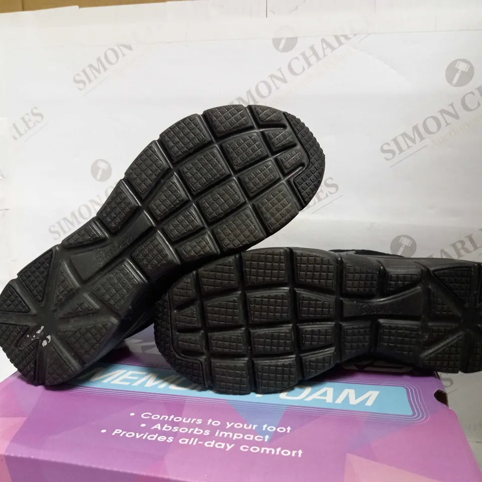 SKECHERS FASHION FIT LACE UP TRAINERS BLACK - SIZE 7