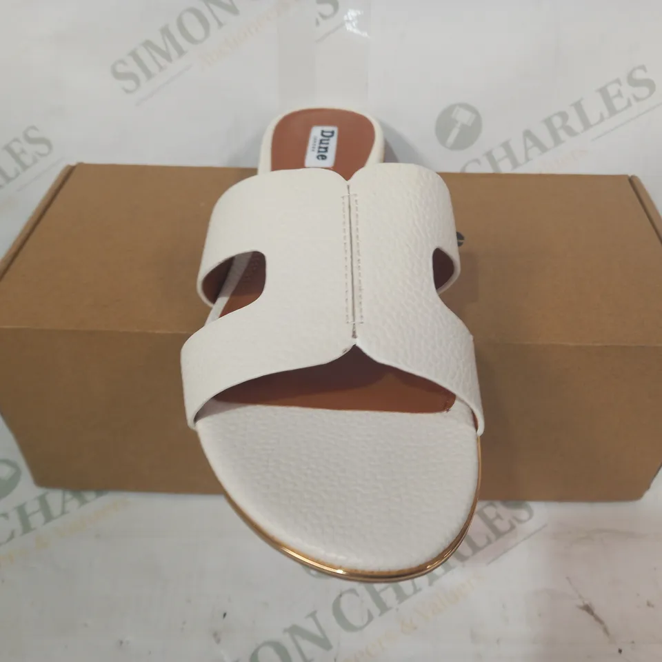 BOXED PAIR OF DUNE LONDON OPEN TOE SLIP-ON FLAT SANDALS IN WHITE UK SIZE 6