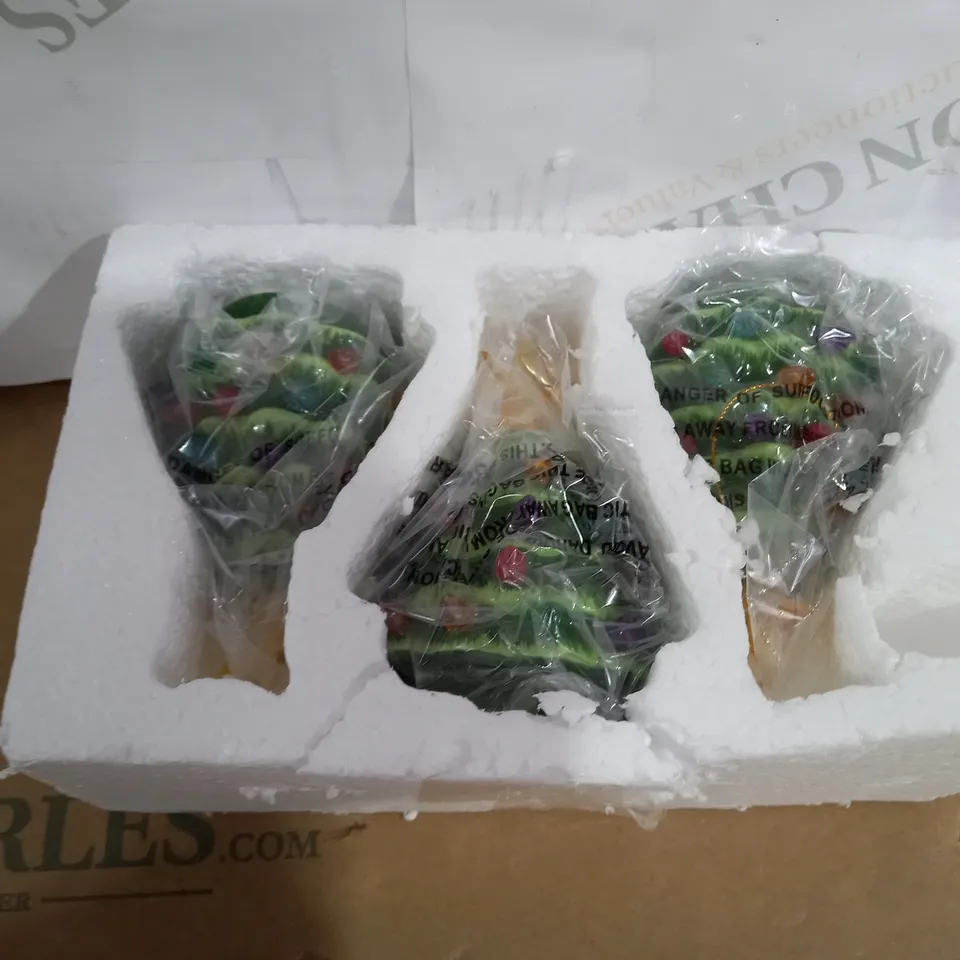 OUTLET MR CHRISTMAS SET OF 3 PRE-LIT NOSTALGIC TREES WITH GIFTBAGS
