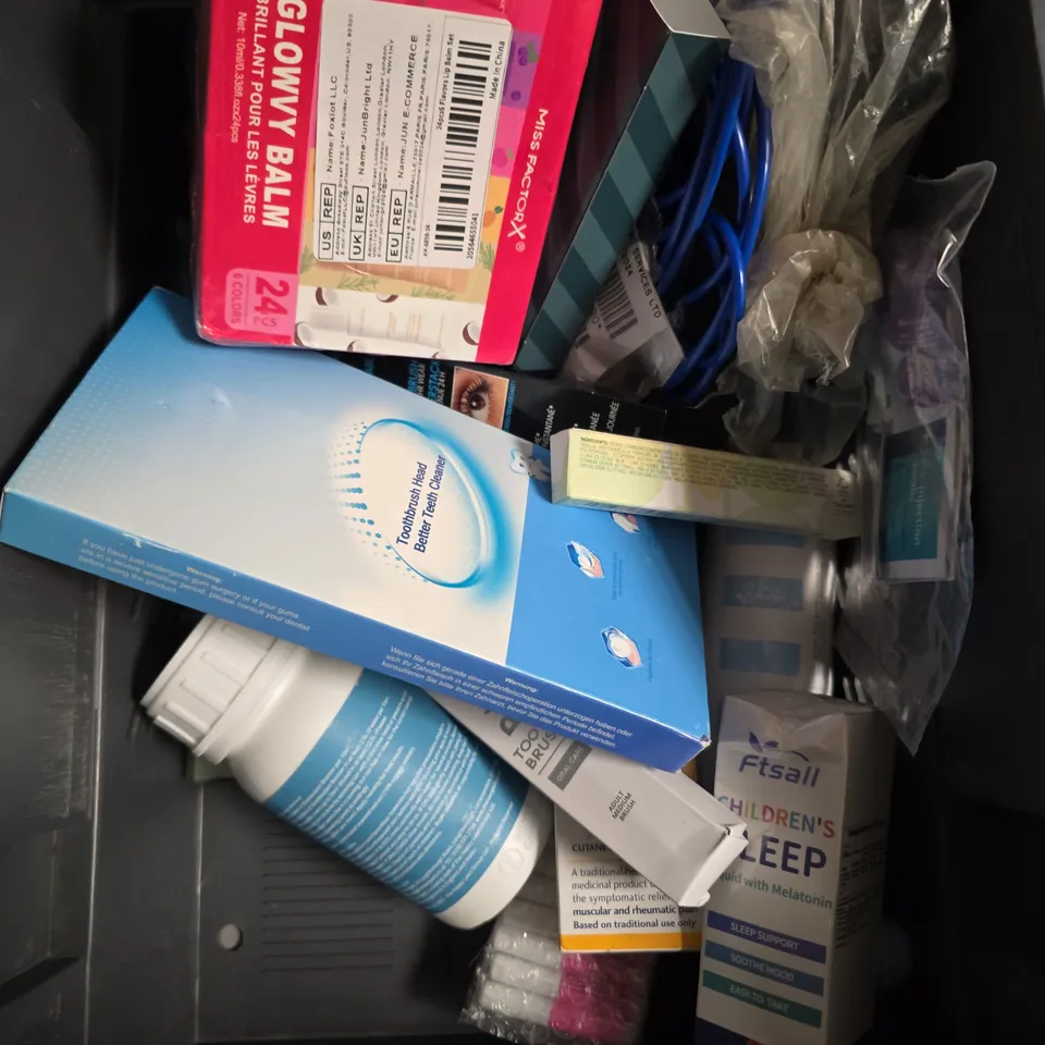 APPROXIMATELY 15 ASSORTED HEALTH & BEAUTY PRODUCTS TO INCLUDE WHITENING TOOTHPASTE, HEAT DEFENCE SPRAY, TRAVEL MIRROR ETC 