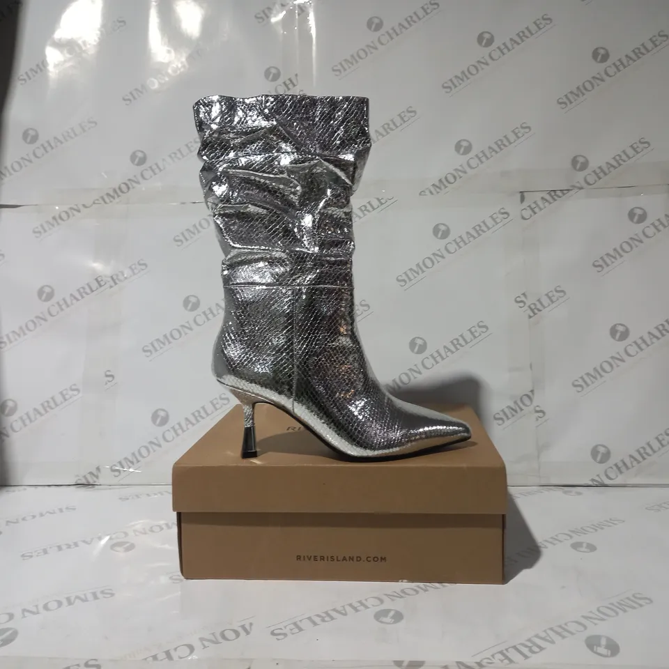 BOXED PAIR OF RIVER ISLAND LYDIA POINTED TOE HEELED BOOTS IN METALLIC SILVER COLOUR UK SIZE 5