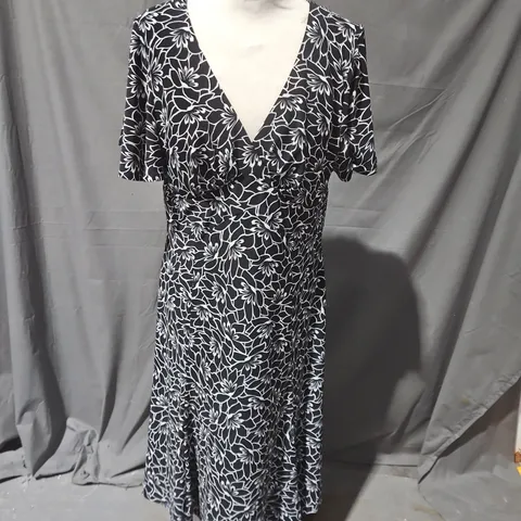CHAPS WOMEN'S DRESS - BLACK & WHITE FLORAL PRINT, V-NECK, SHORT SLEEVES SIZE L