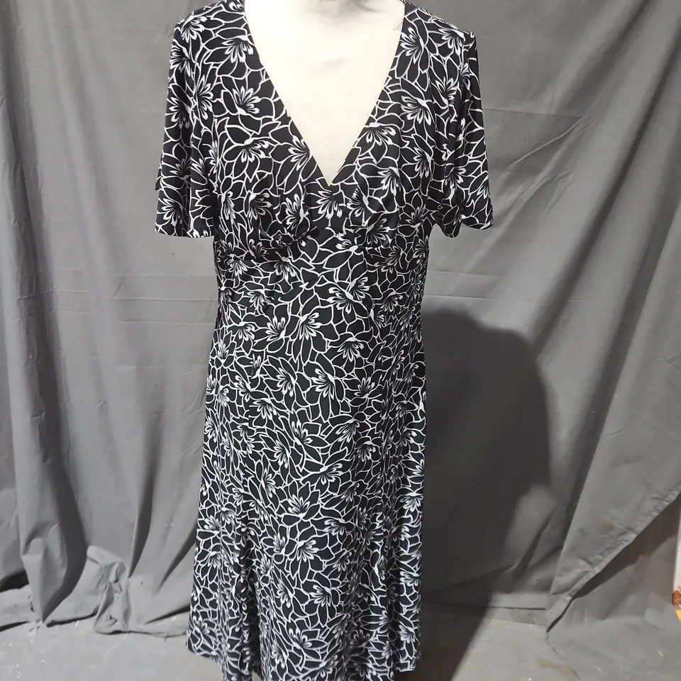 CHAPS WOMEN'S DRESS - BLACK & WHITE FLORAL PRINT, V-NECK, SHORT SLEEVES SIZE L