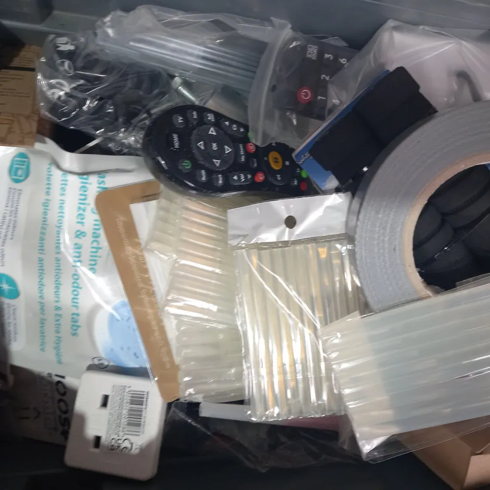 LOT OF APPROXIMATELY 10 ASSORTED HOUSEHOLD ITEMS TO INCLUDE WIRELESS CHARGER, SELF-ADHESIVE ADDRESS LABELS, UNIVERSAL SMART TRAVEL PLUG, ETC