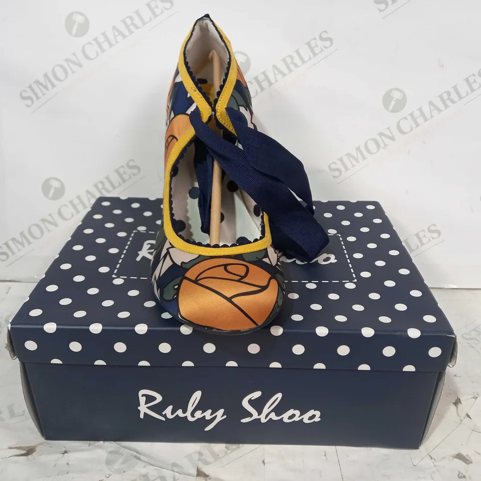 BOXED PAIR OF RUBY SHOO WILLOW CLOSED TOE HEELS IN GREEN/BLUE/WHITE/GOLD FLORAL PRINT UK SIZE 9