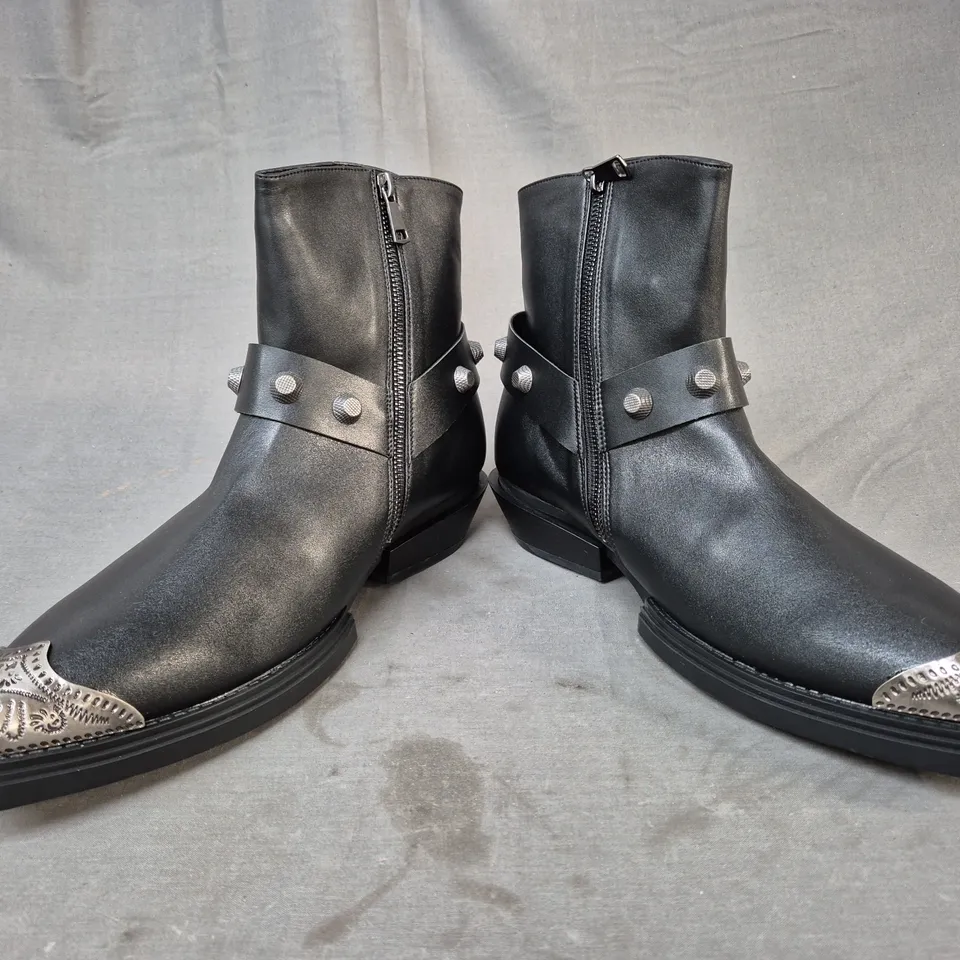 BOXED PAIR OF KOI SOULRENDER MEN'S HARDWARE COWBOY BOOTS IN BLACK/ANTIQUE SILVER UK SIZE 11