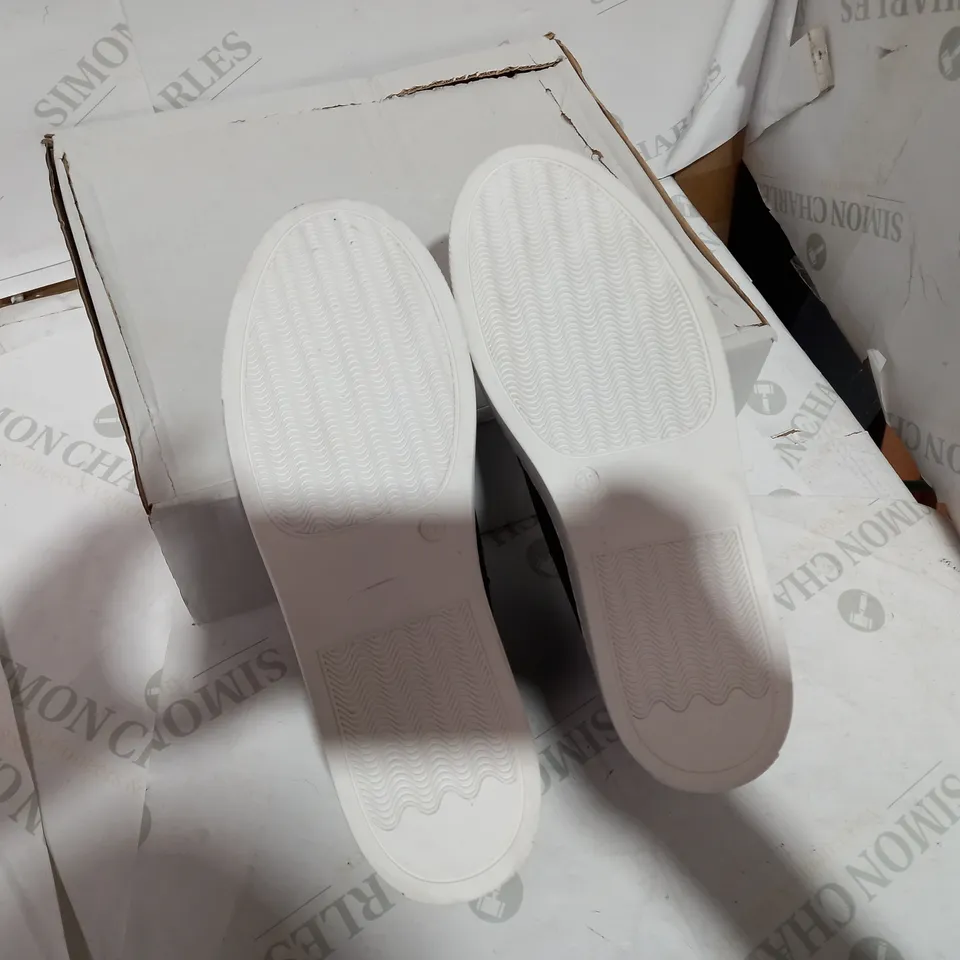 BOXED PAIR OF MODA NAVY/STAR DETAIL TRAINERS - SIZE 5