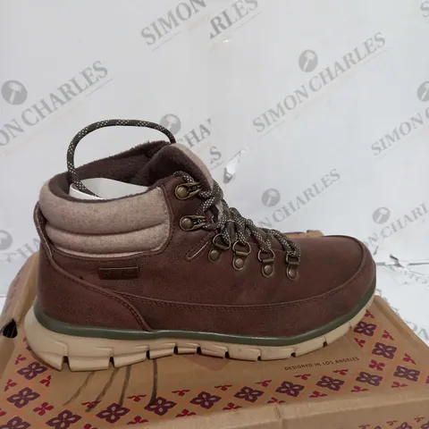 BOXED SKECHERS SYNERGY WARM TECH BOOTS, BROWN - SIZE 5.5