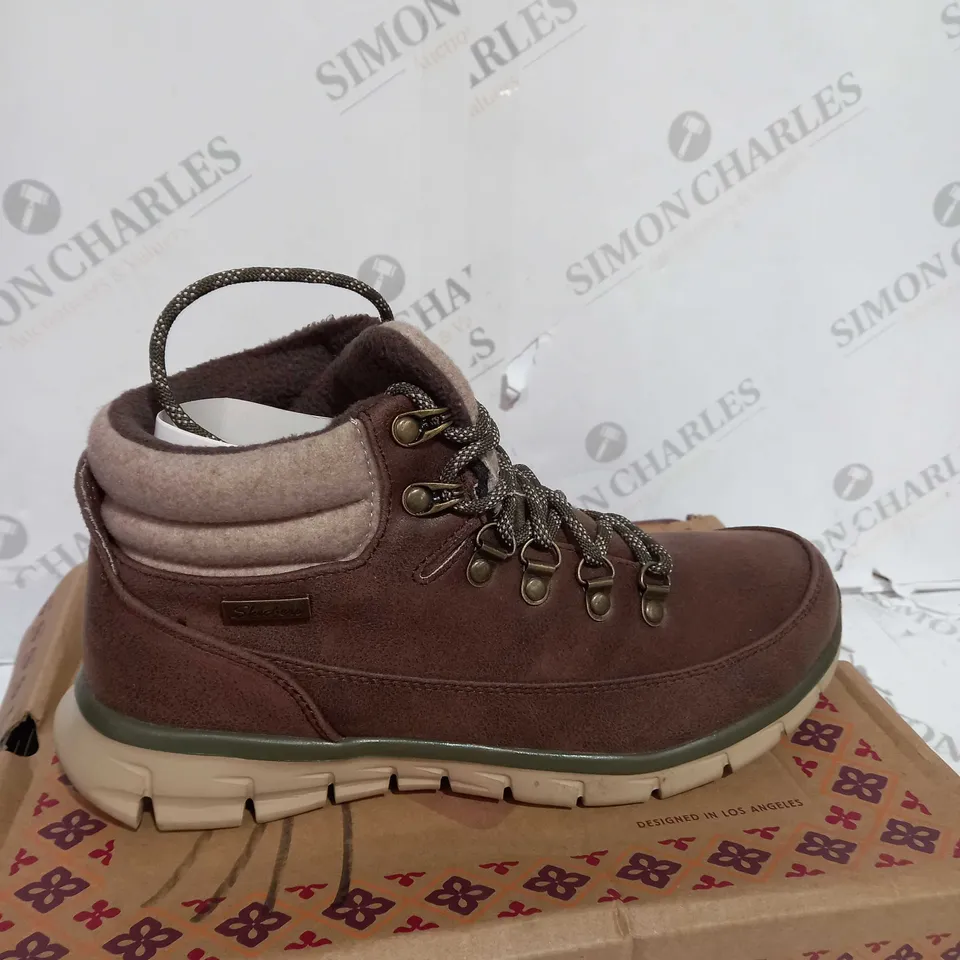 BOXED SKECHERS SYNERGY WARM TECH BOOTS, BROWN - SIZE 5.5