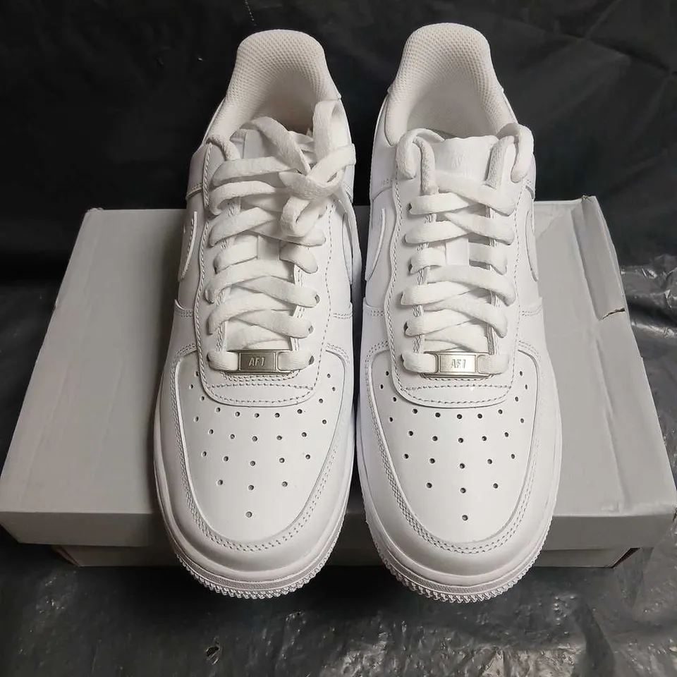 NIKE AIR FORCE 1 '07 WMNS WHITE SIZE 6