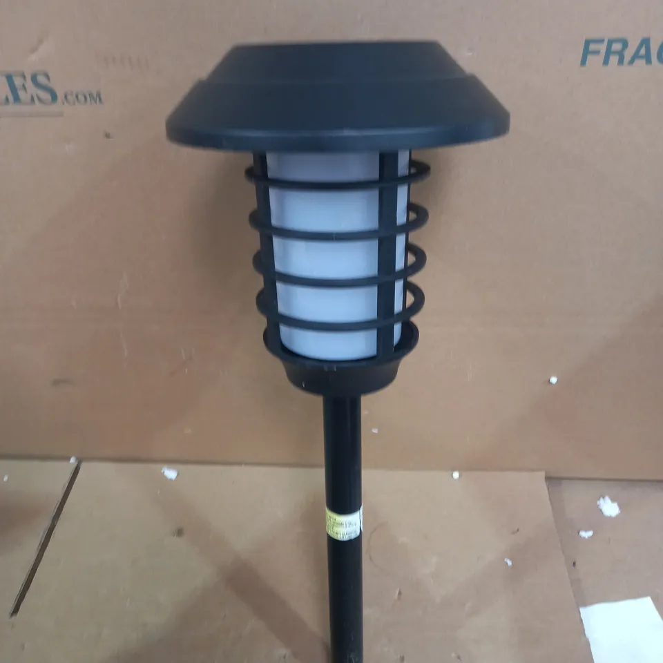 BELL & HOWELL SET OF SOLAR LUMENS DUAL FUNCTION FLAME/ WHITE STAKE LIGHTS