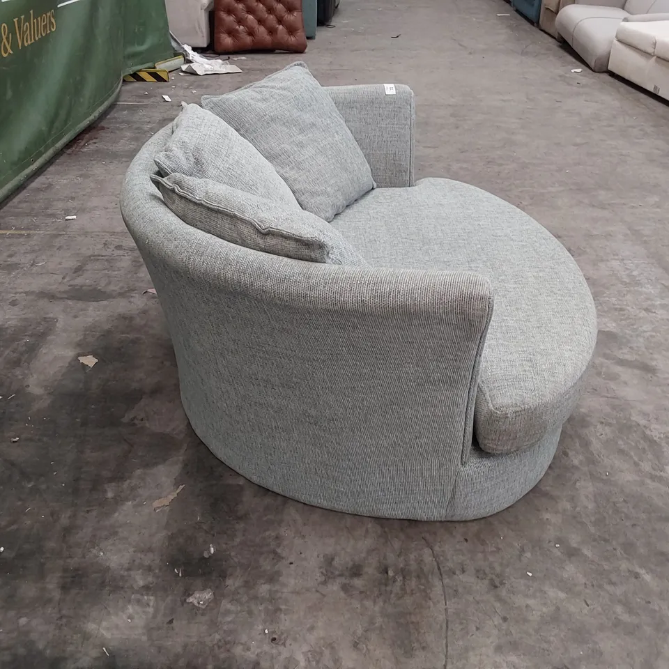 QUALITY  DESIGNER OVAL SNUGGLE CHAIR WITH SCATTER CUSHIONS LIGHT BLUE FABRIC