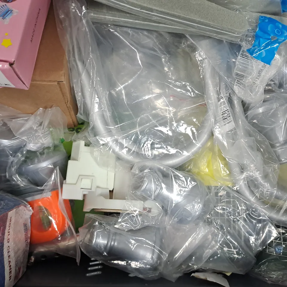 APPROXIMATELY 10 ASSORTED HOUSEHOLD ITEMS TO INCLUDE FLAP LOCK, MOULD CLEANER, ETC