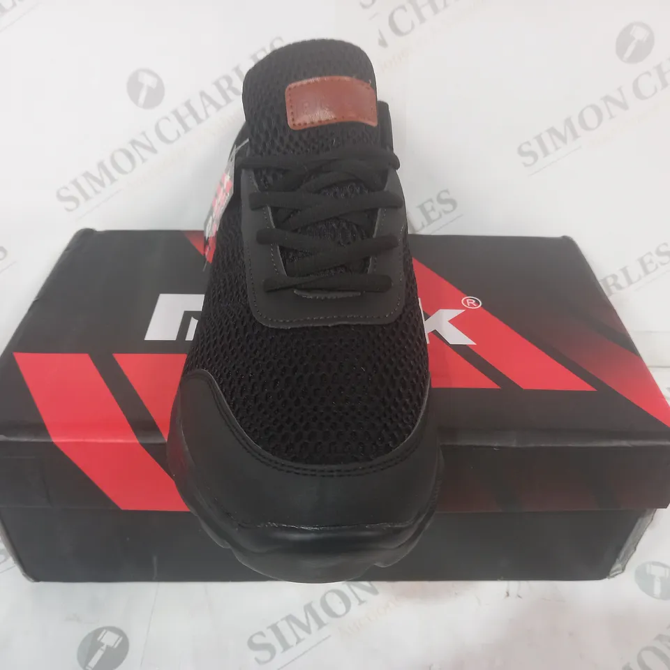 BOXED PAIR OF RDEK HYDE PARK TRAINERS IN BLACK SIZE 11