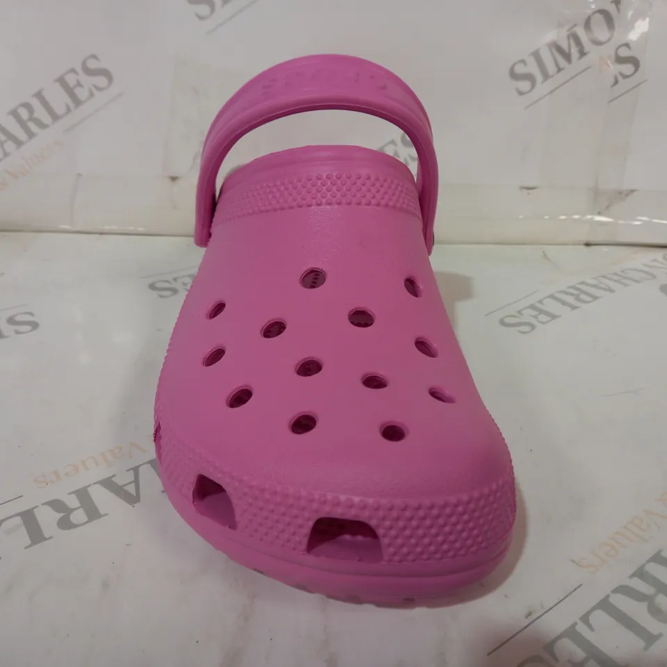PAIR OF CROCS CLASSIC CLOGS IN TAFFY PINK UK SIZE M3/W4