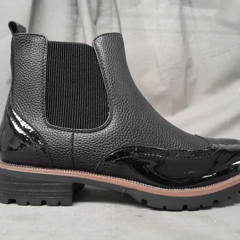 BOXED PAIR OF DESIGNER ANKLE BOOTS IN BLACK EU SIZE 39