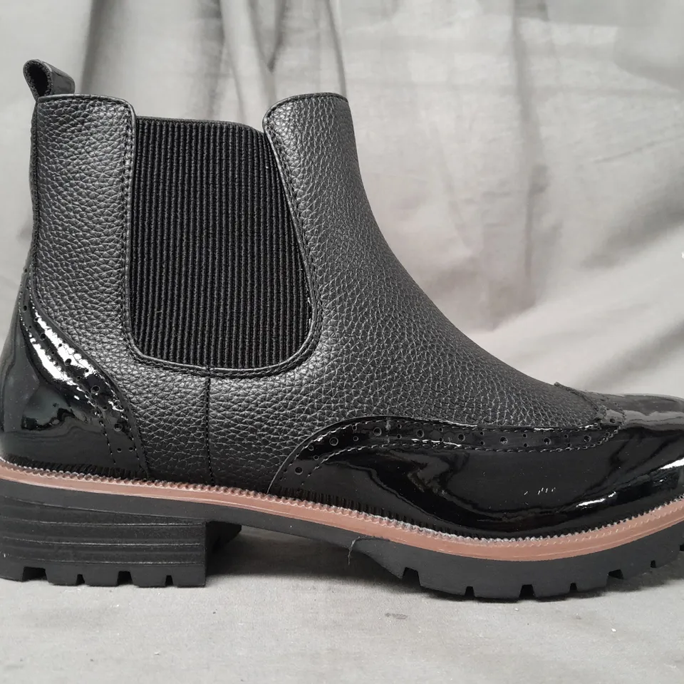 BOXED PAIR OF DESIGNER ANKLE BOOTS IN BLACK EU SIZE 39