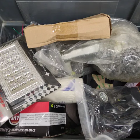 APPROXIMATELY 10 ASSORTED VEHICLE PARTS & ACCESSORIES/TOOLS TO INCLUDE INTERIOR ROOF LIGHT, RATCHET STRAP, RACING OIL FILTER, ETC - COLLECTION ONLY