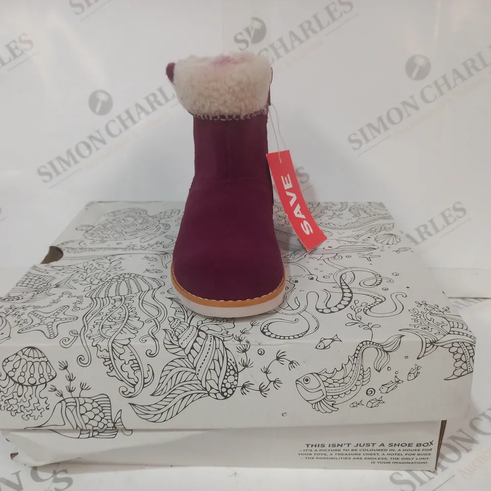 BOXED PAIR OF CLARKS CROWN LOOP T KIDS SHOES IN PURPLE SUEDE UK SIZE 9.5