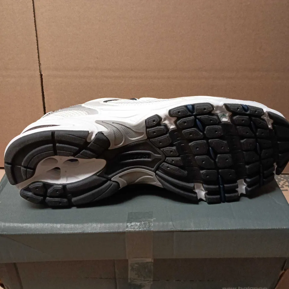 BOXED PAIR OF NEW BALANCE 530 RUNNING TRAINERS - 6.5