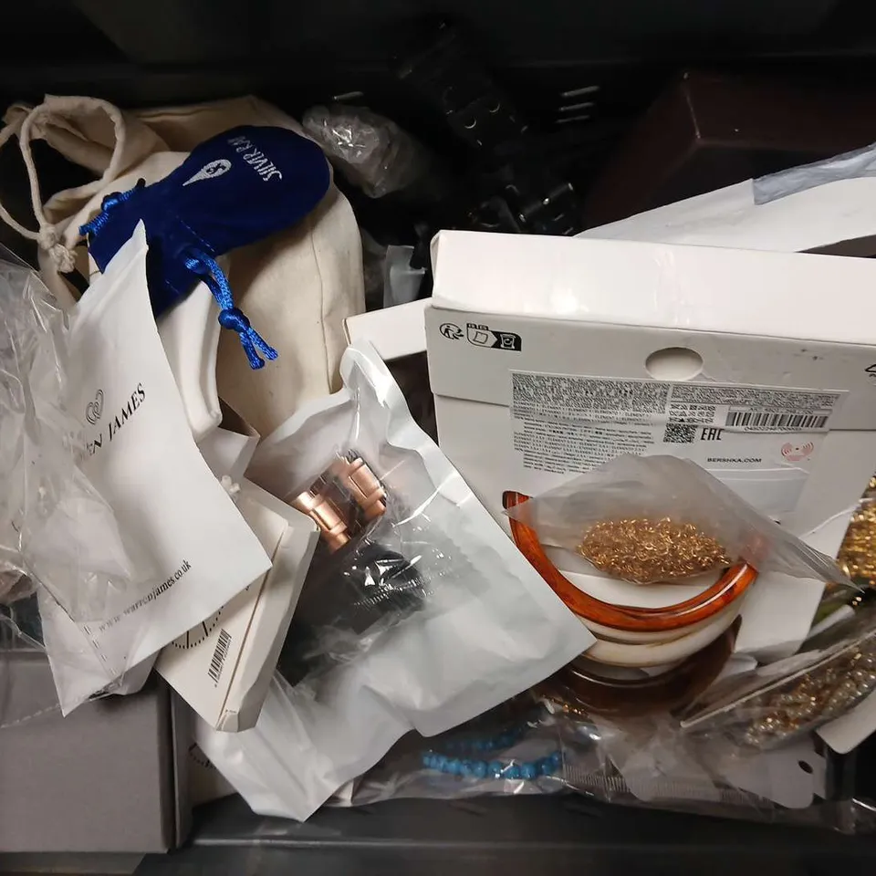 APPROXIMATELY 20 ASSORTED JEWELLERY ITEMS TO INCLUDE CASIO WATCH, RIVER ISLAND NEKCLACE, MINT VELVET EARRINGS, ETC