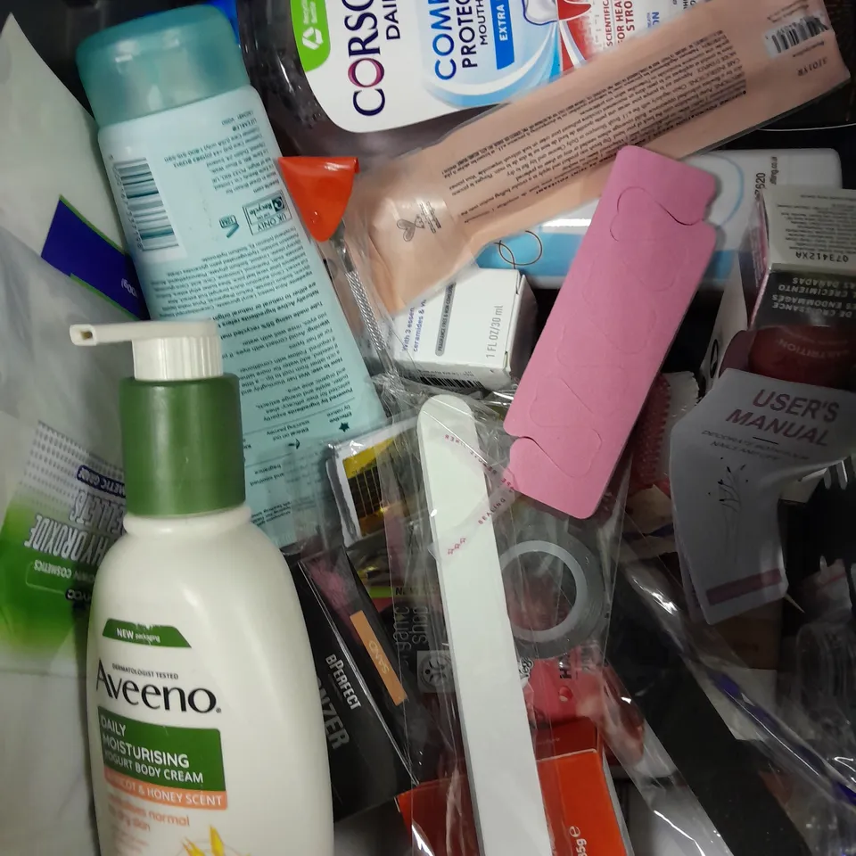 APPROXIMATELY 20 ASSORTED HEALTH & BEAUTY PRODUCTS TO INCLUDE AVEENO DAILY MOISTURISER, LIQUID BLUSH, POWER GRIP PRIMER ETC 