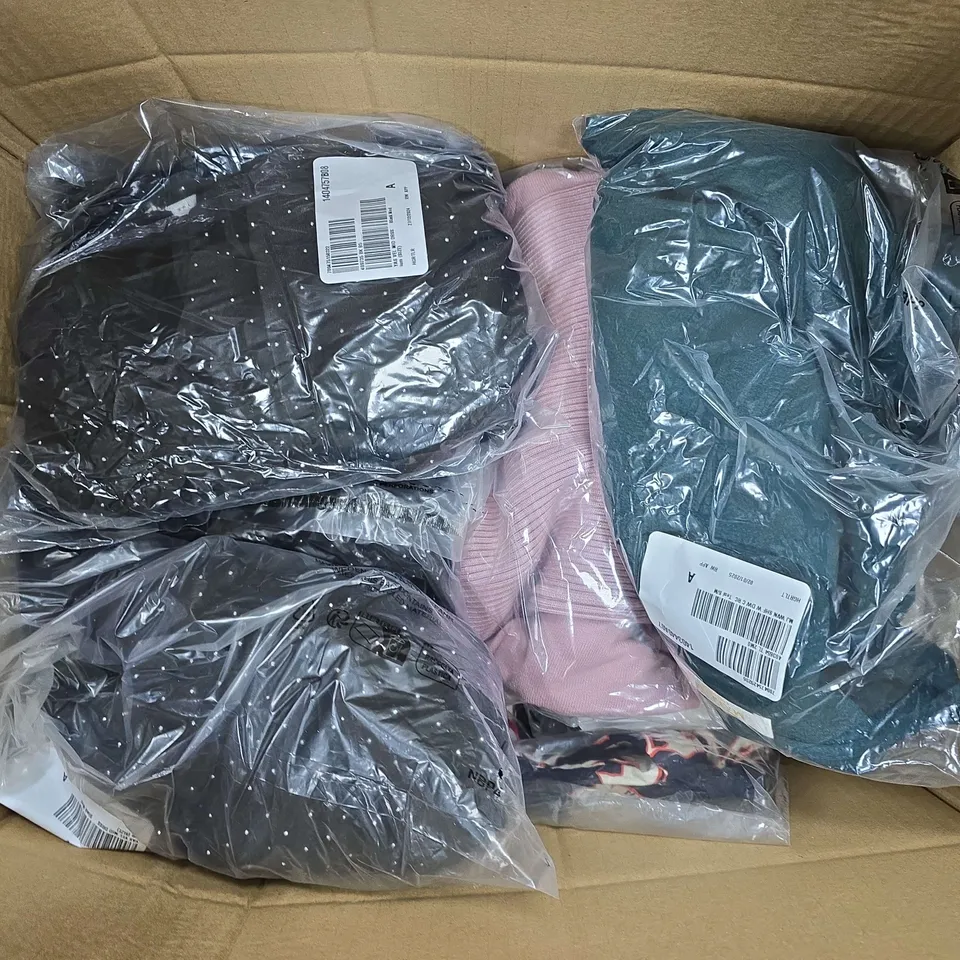 APPROXIMATELY 20 ASSORTED CLOTHING ITEMS IN VARIOUS STYLES, SIZES & COLOURS TO INCLUDE BRANDS SUCH AS BEN DE LISI, YAS, MALISSA J, ETC 