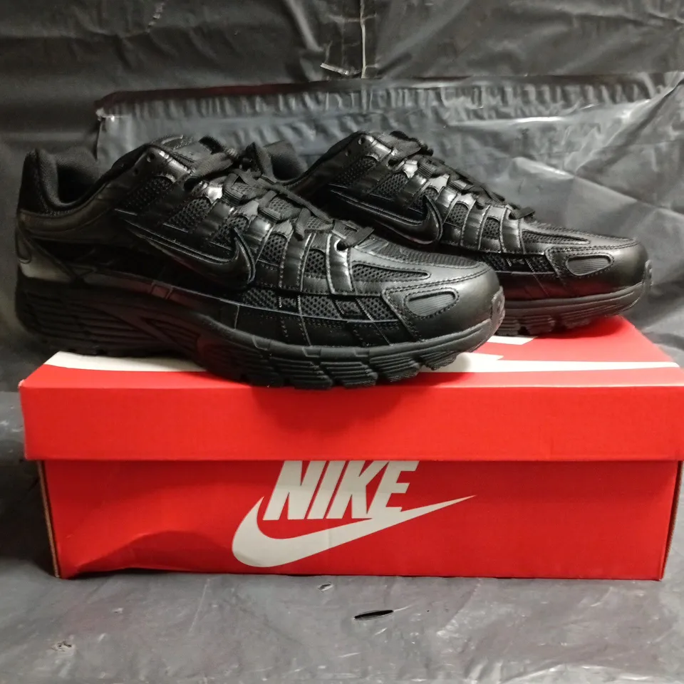 BOXED PAIR OF NIKE P-6000 TRAINERS IN BLACK SIZE UK 10