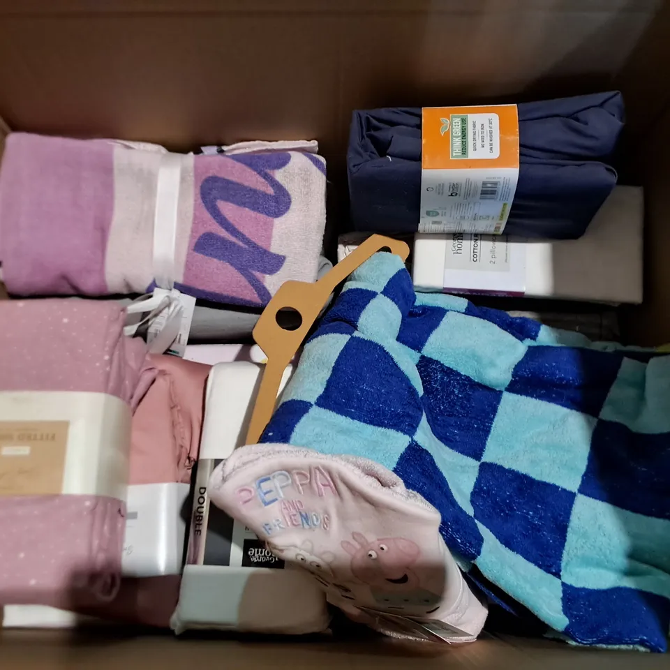LOT OF APPROXIMATELY 20 ASSORTED BEDDING AND SOFT FURNISHING  ITEMS TO INCLUDE BEDDING, SHEETS AND HOT WATER BOTTLE