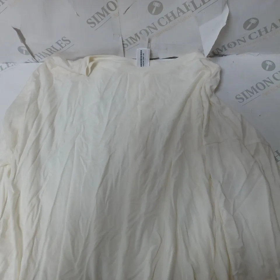 APPROXIMATELY 10 CLOTHING INCLUDING: LOMG SLEEVE SHIRTS BY WYNNE LAYERS (ALL OF DIFFERENT SIZES AND COLOURS)