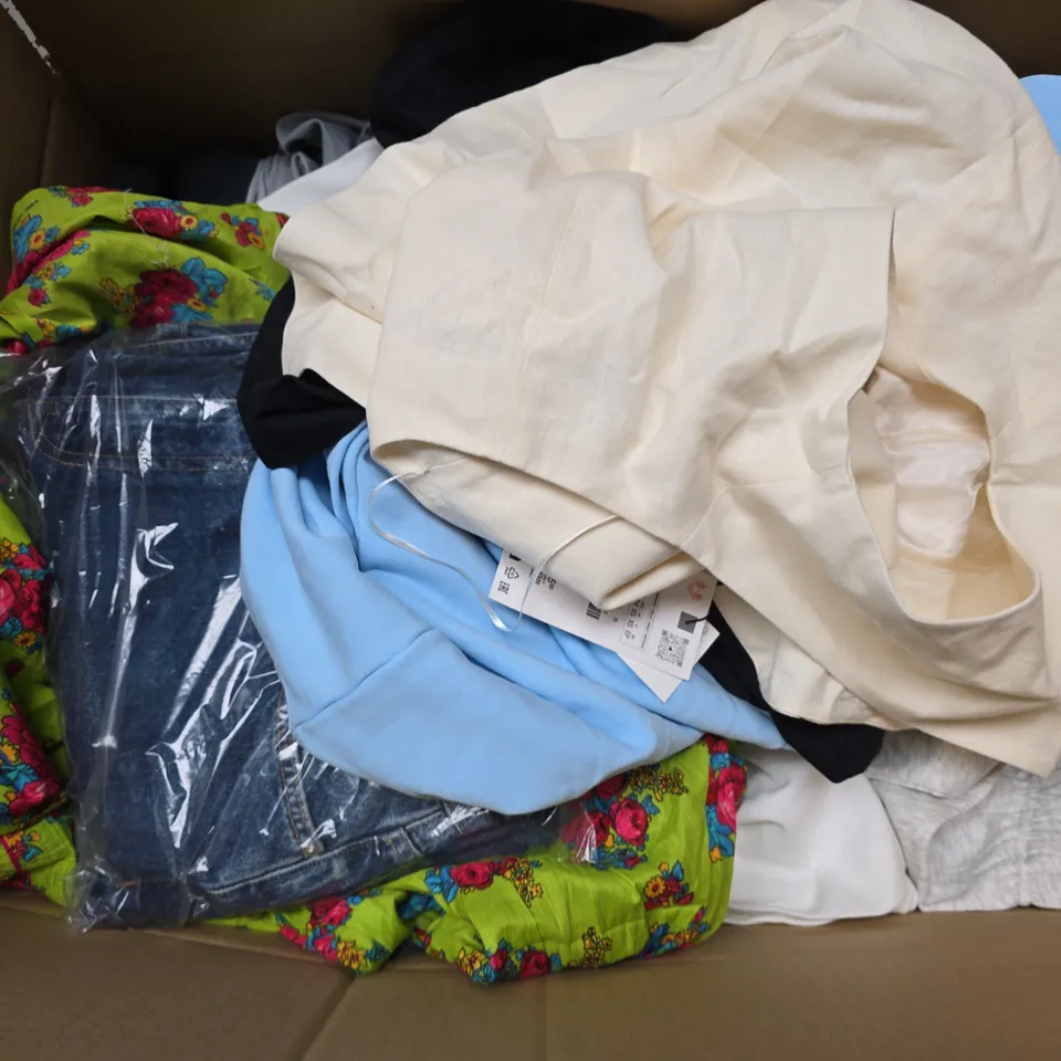 APPROXIMATELY 45 ASSORTED CLOTHING ITEMS IN VARIOUS SIZES, STYLES & COLOURS TO INCLUDE JOGGERS, JEANS, T-SHIRT, ETC - COLLECTION ONLY