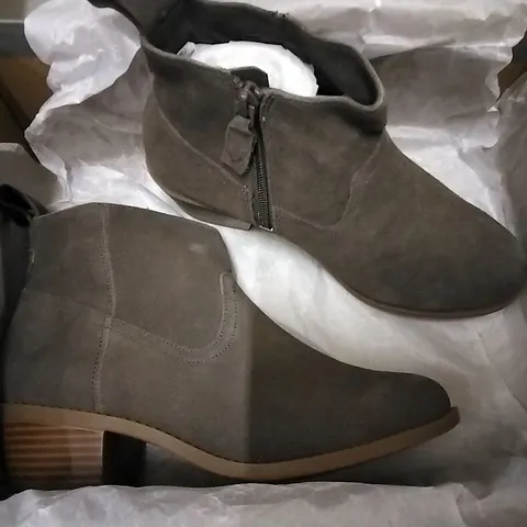 3 SHOE BOXES OF VIONIC SHOES CONTAINING VERA GREIGE ANKLE BOOTS SIZE 3