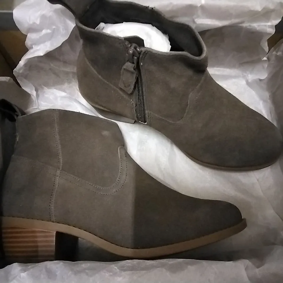 3 SHOE BOXES OF VIONIC SHOES CONTAINING VERA GREIGE ANKLE BOOTS SIZE 3 
