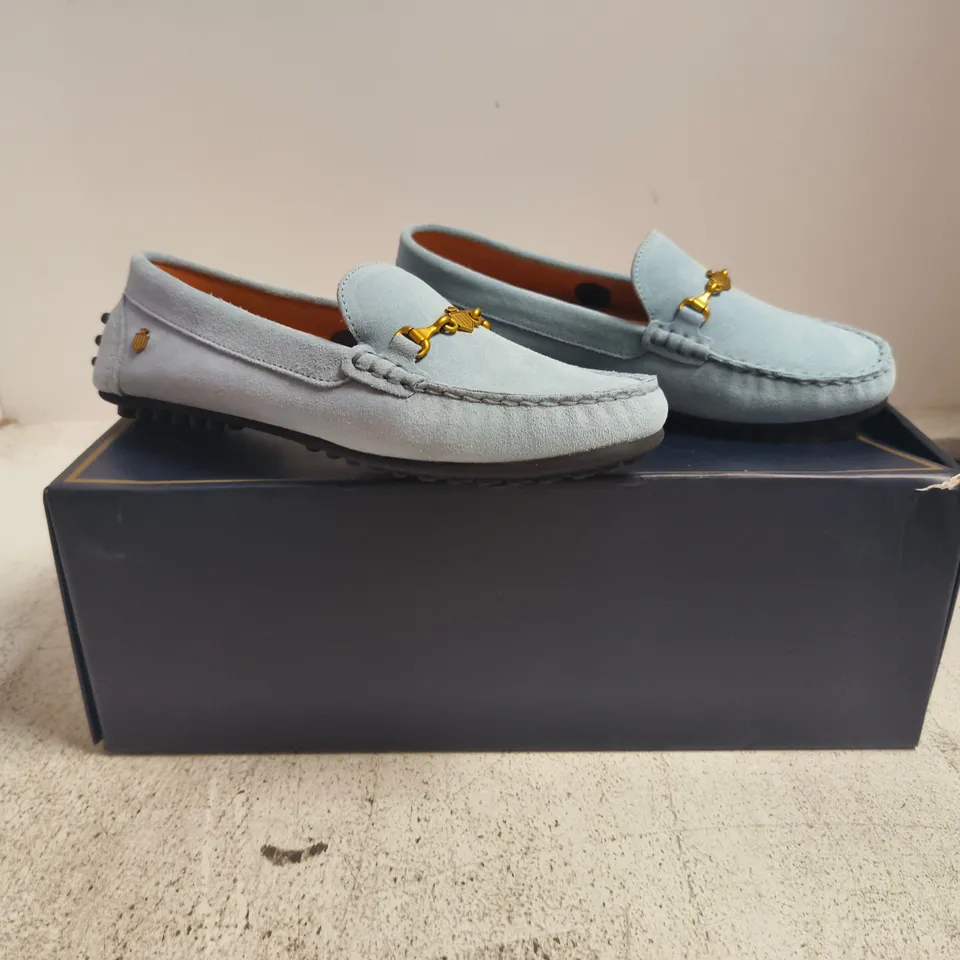 BOXED PAIR OF FAIRFAX & FAVOR LADIES TRINITY DRIVER SKY BLUE SUEDE SHOES SIZE UK 5