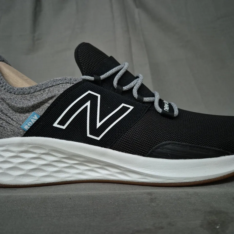 BRAND NEW BOXED PAIR OF NEW BALANCE SHOES IN BLACK/GREY UK SIZE 12.5